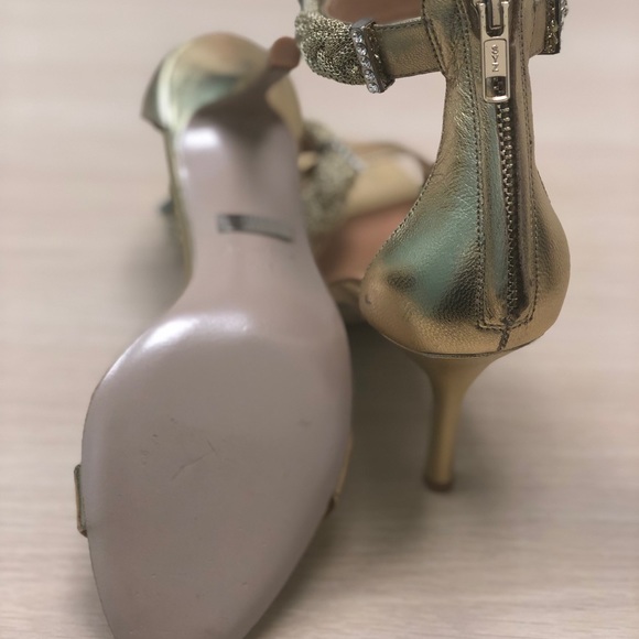 Badgley Mischka Gold Heels size 8 - Picture 5 of 6